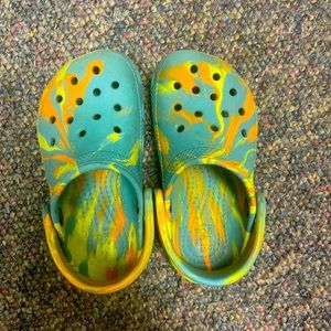 EUC size 8 tye dye crocs